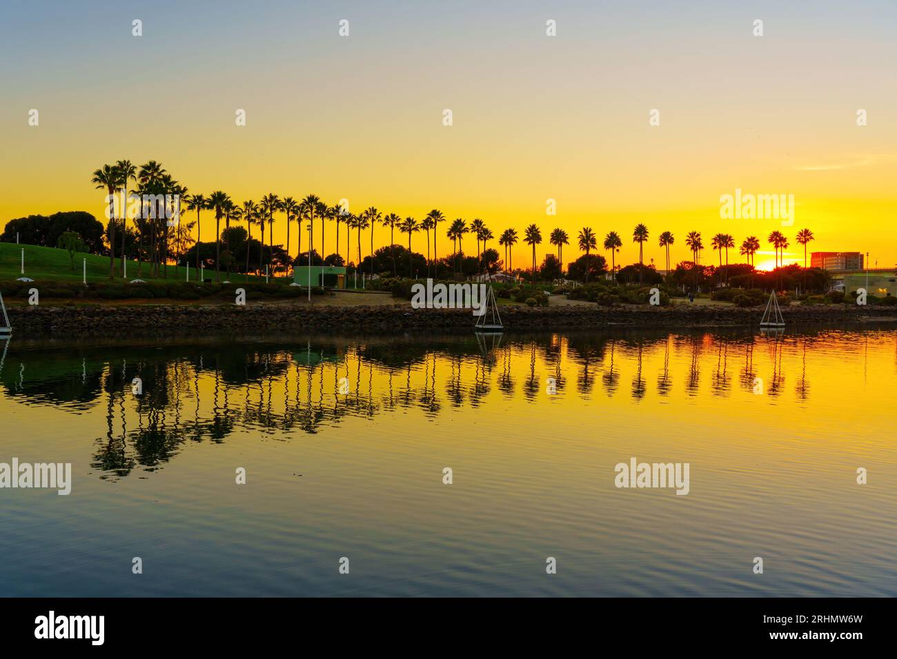 Vue fascinante de l'eau de la zone de front de mer près du phare Lions sur long Beach au coucher du soleil. Banque D'Images