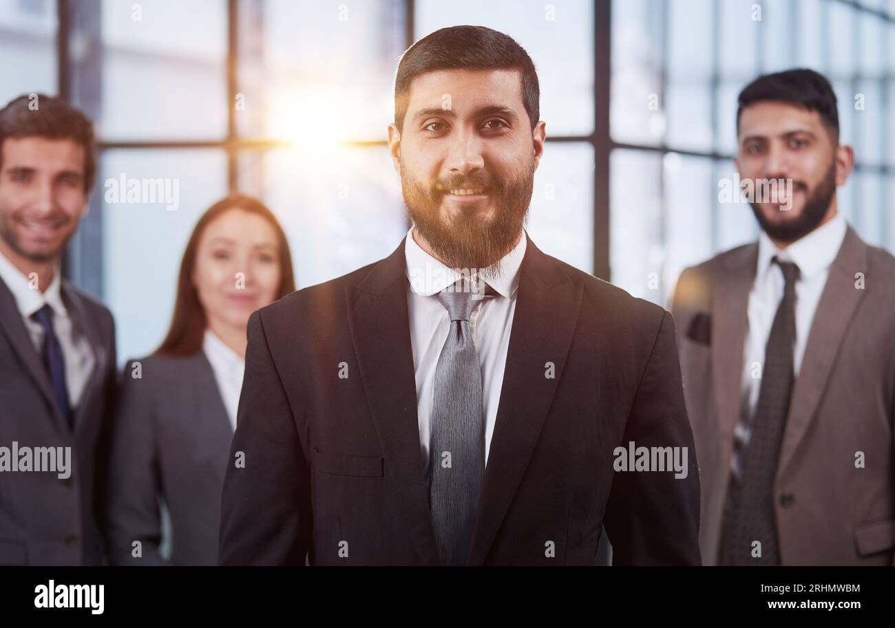 Portrait de groupe de quatre jeunes gens d'affaires prospères. Une équipe de 4 hommes d'affaires heureux et confiants dans des tenues de bureau intelligentes Banque D'Images