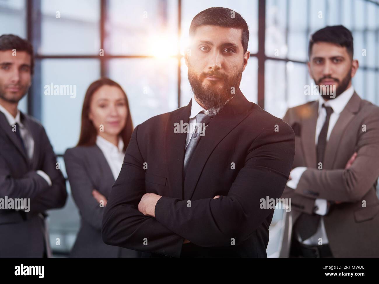 Portrait de groupe de quatre jeunes gens d'affaires prospères. Une équipe de 4 hommes d'affaires heureux et confiants dans des tenues de bureau intelligentes Banque D'Images