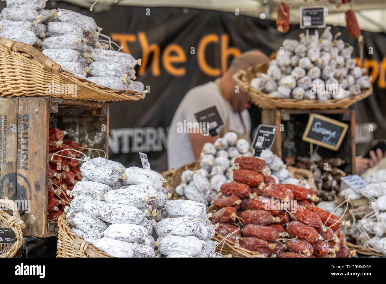 Salami italien vendu au festival international de la nourriture pendant la fête d'août 2023. Le festival d'août est un événement annuel à Norrköping, en Suède. Banque D'Images