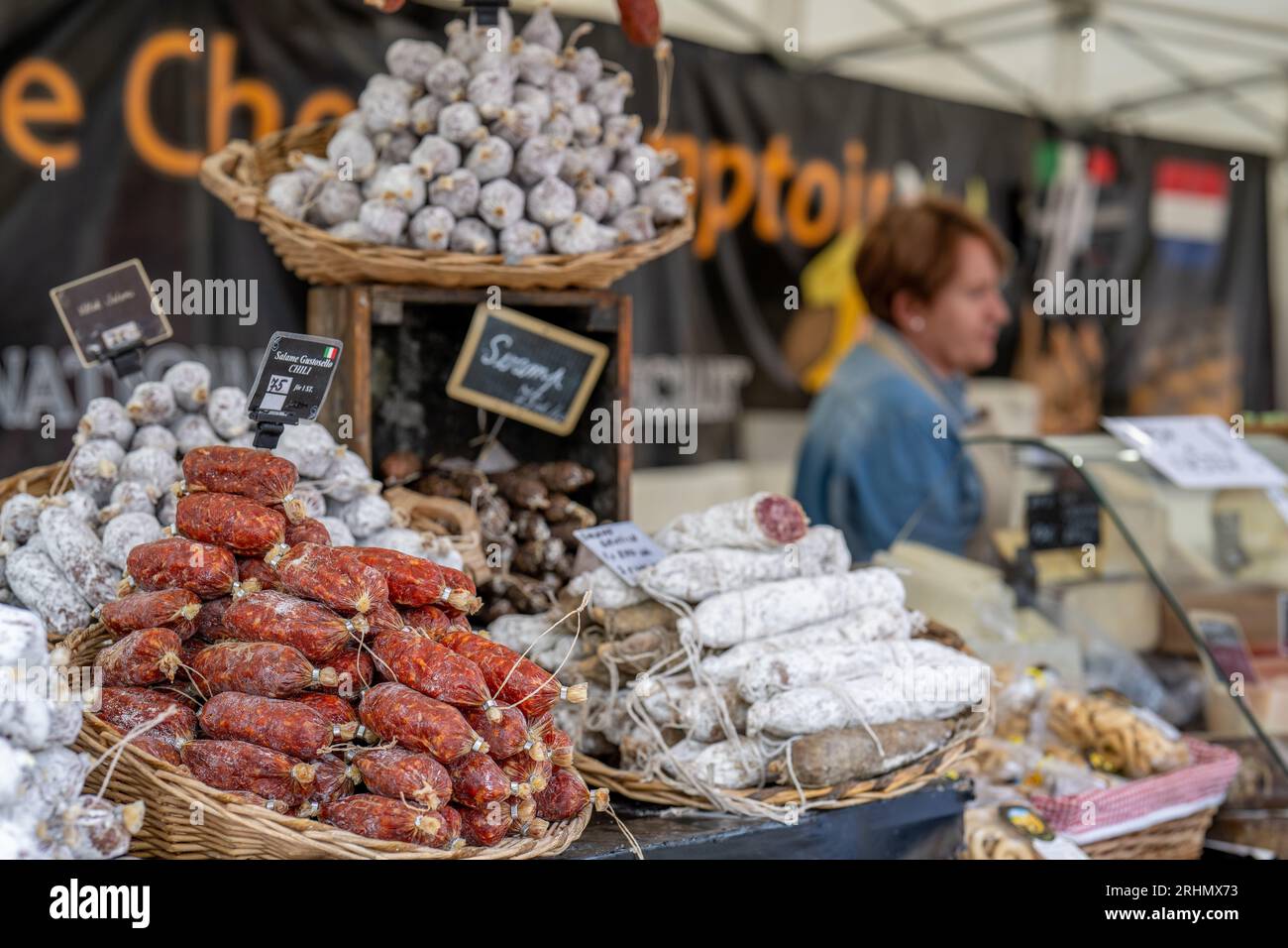 Salami italien vendu au festival international de la nourriture pendant la fête d'août 2023. Le festival d'août est un événement annuel à Norrköping, en Suède. Banque D'Images