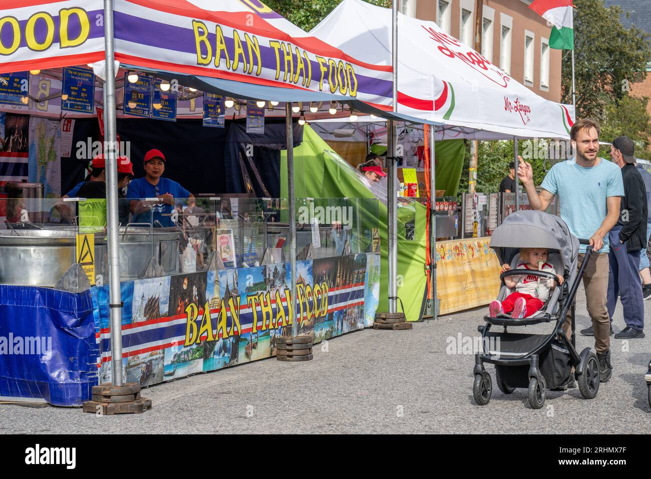 Le marché international de la nourriture de rue pendant la fête d'août 2023. Le festival d'août est un événement annuel à Norrköping, en Suède. Banque D'Images