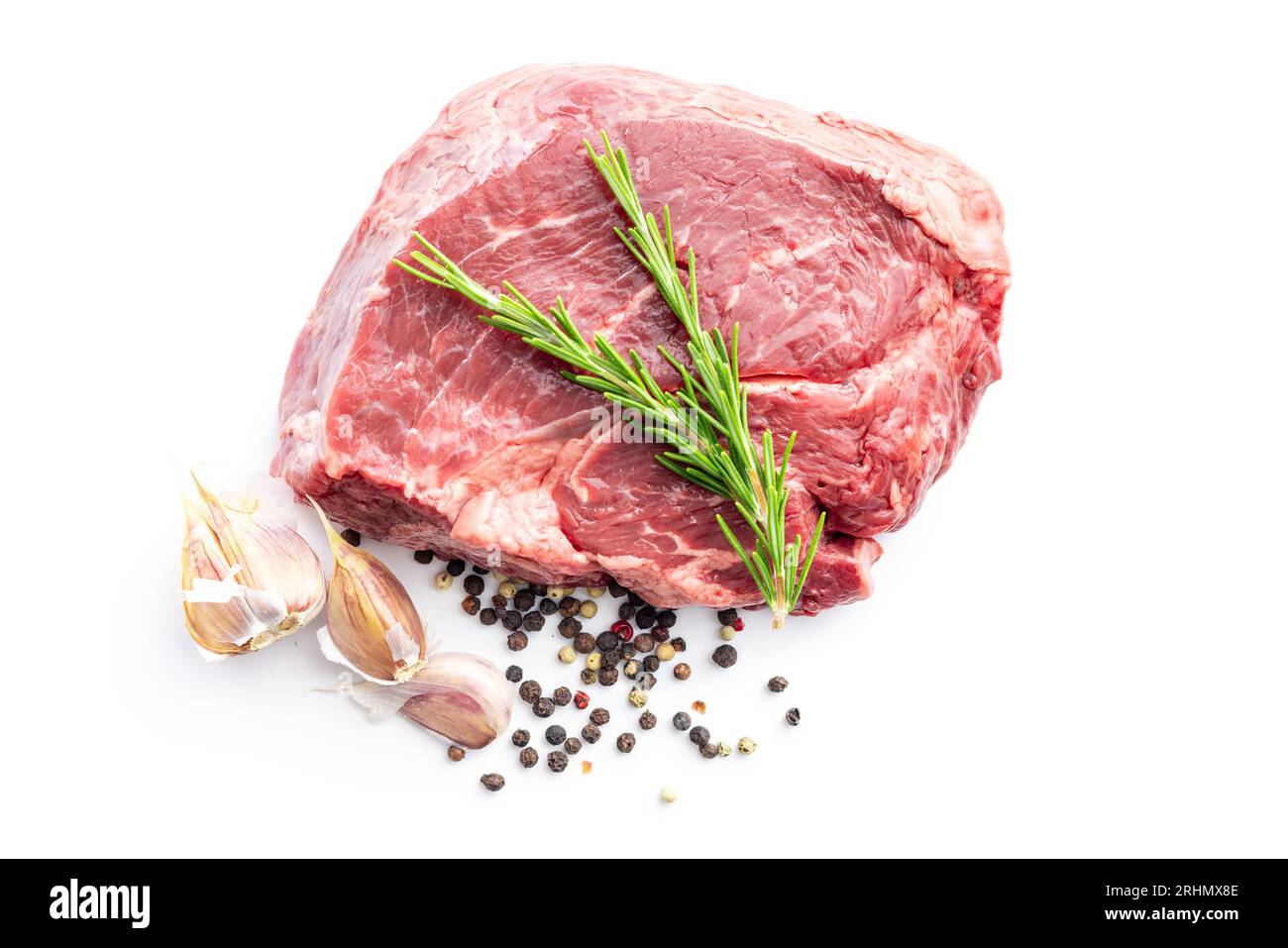Filet cru viande de steak de bœuf, romarin, ail et poivre isolé sur le fond blanc. Banque D'Images