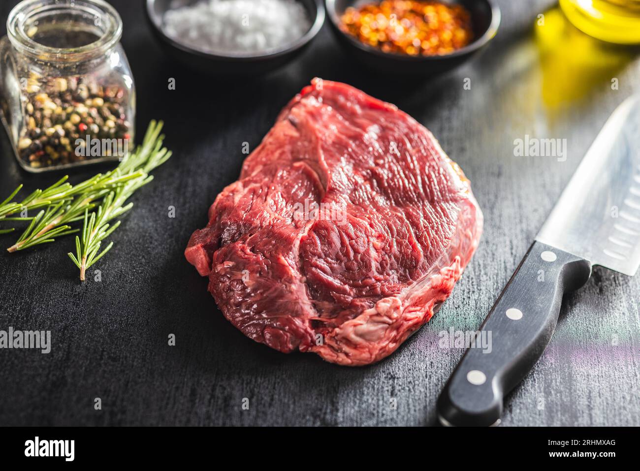 Viande de steak de bœuf de filet cru sur la table noire. Banque D'Images