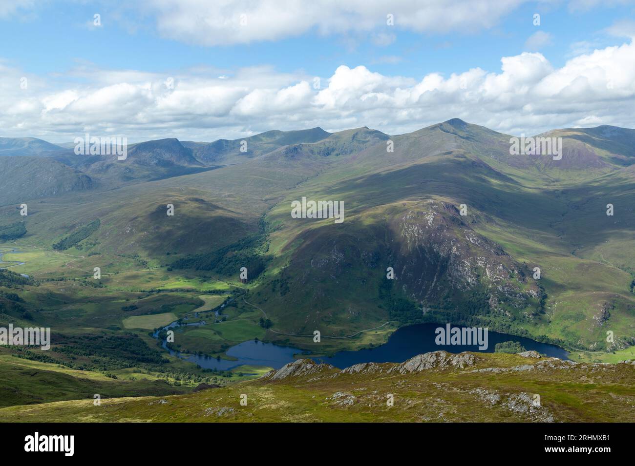 Loch a Mhuillidh et Glen Strathfarrar Munros du Corbett Sgorr na Dìollaid dans les Highlands du Nord-Ouest de l'Écosse Banque D'Images