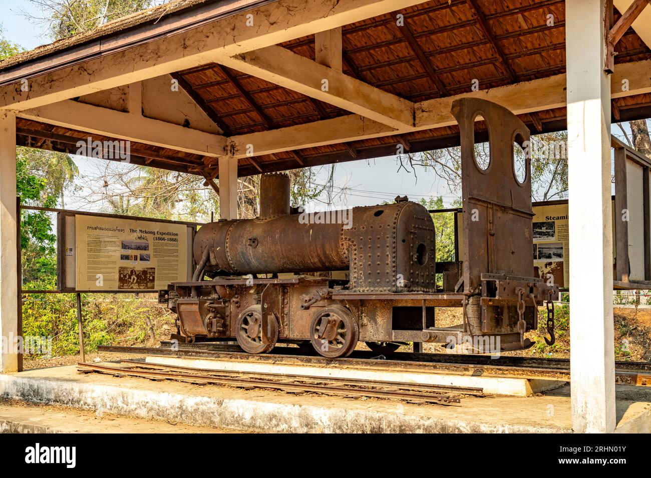 Historische Dampflokomotive Eloïse der alten Schmalspurbahn auf den Inseln Don Det und Don Khon, si Phan Don, Provinz Champasak, Laos, Asien | Histo Banque D'Images