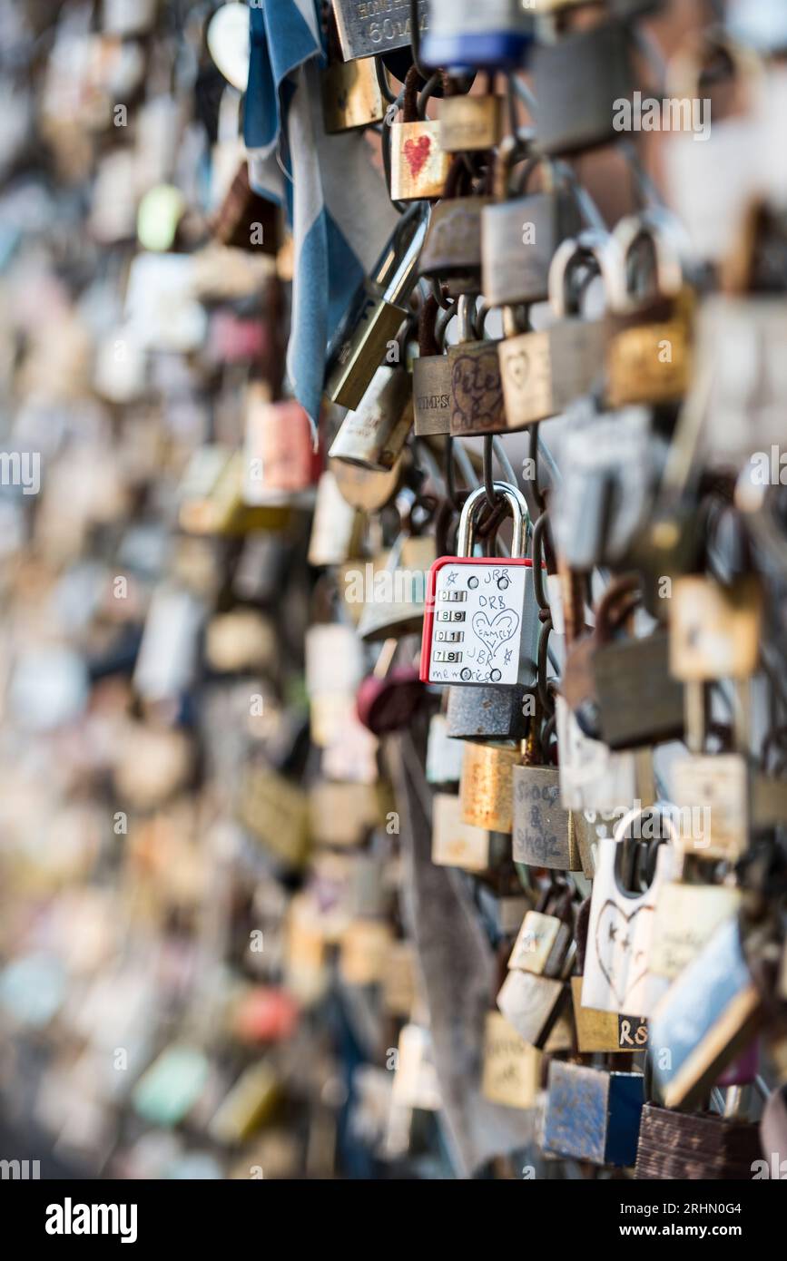 Gros plan de serrures d'amour attachées à une clôture à Shoreditch, Londres, un art urbain populaire et une tradition romantique. Banque D'Images