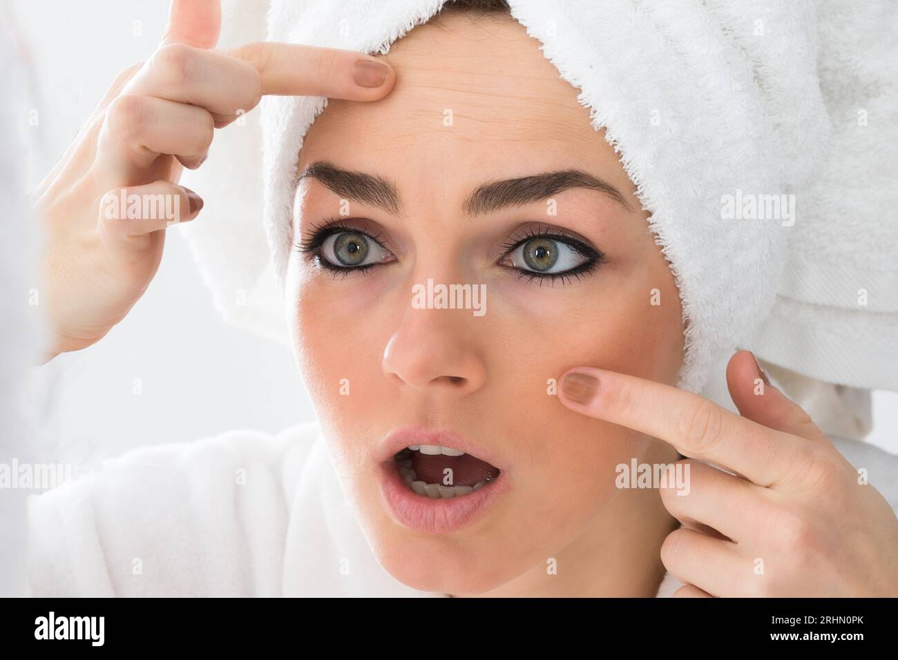 Close-up of Worried Woman Looking At bouton sur la face en miroir Banque D'Images