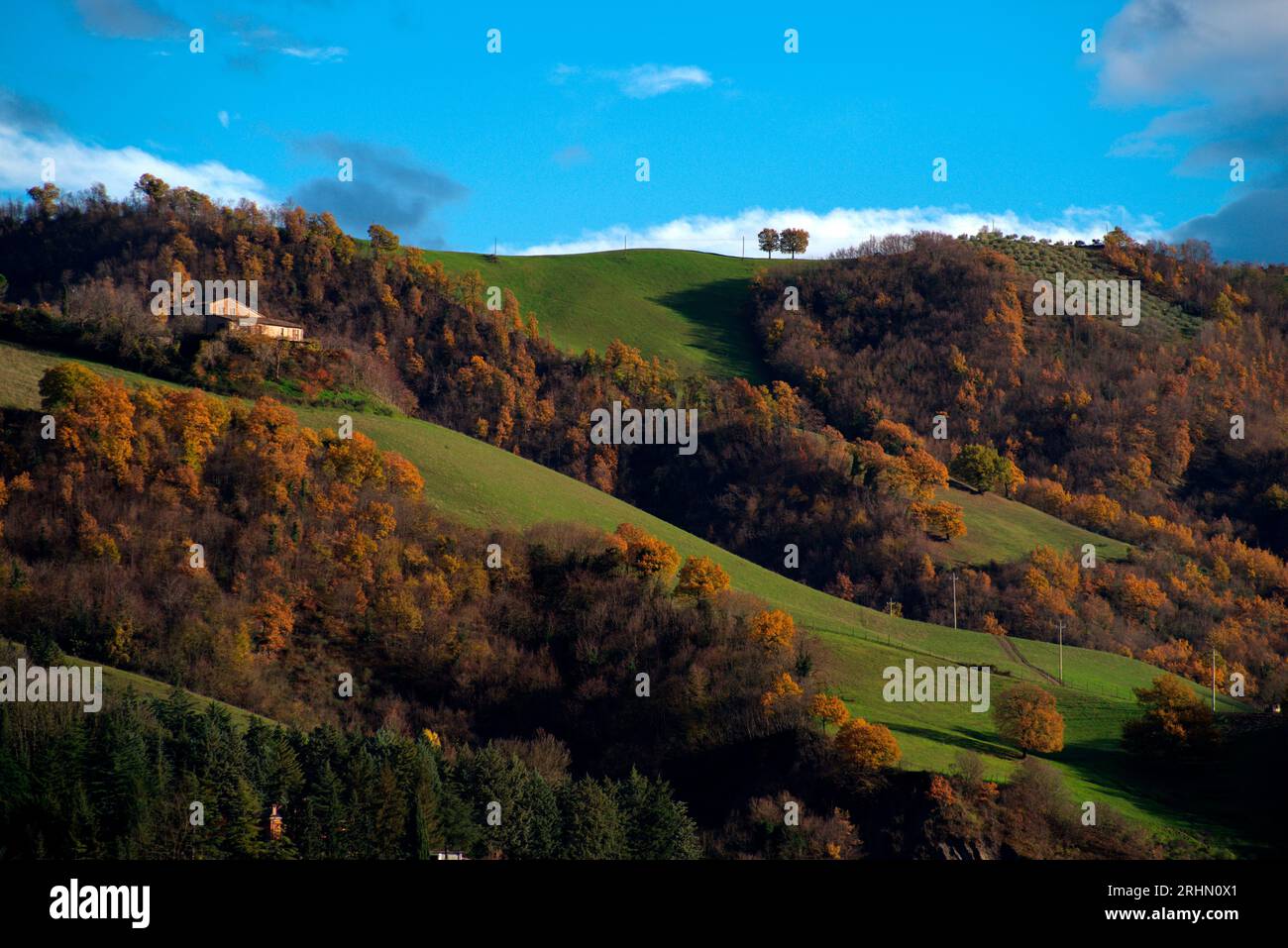 colline del Montefeltro nei caldi colori autunnali Banque D'Images