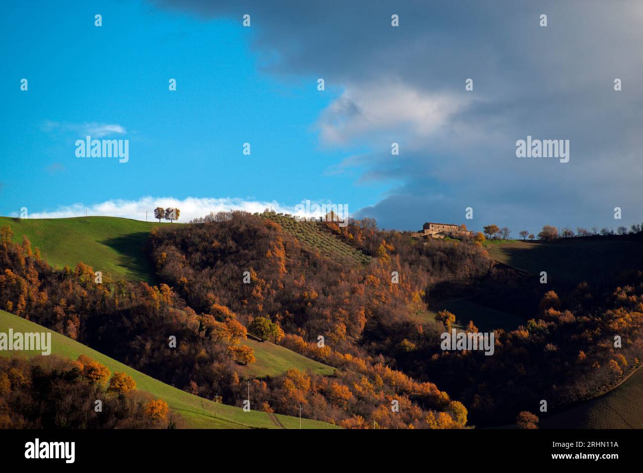 colline del Montefeltro nei caldi colori autunnali Banque D'Images