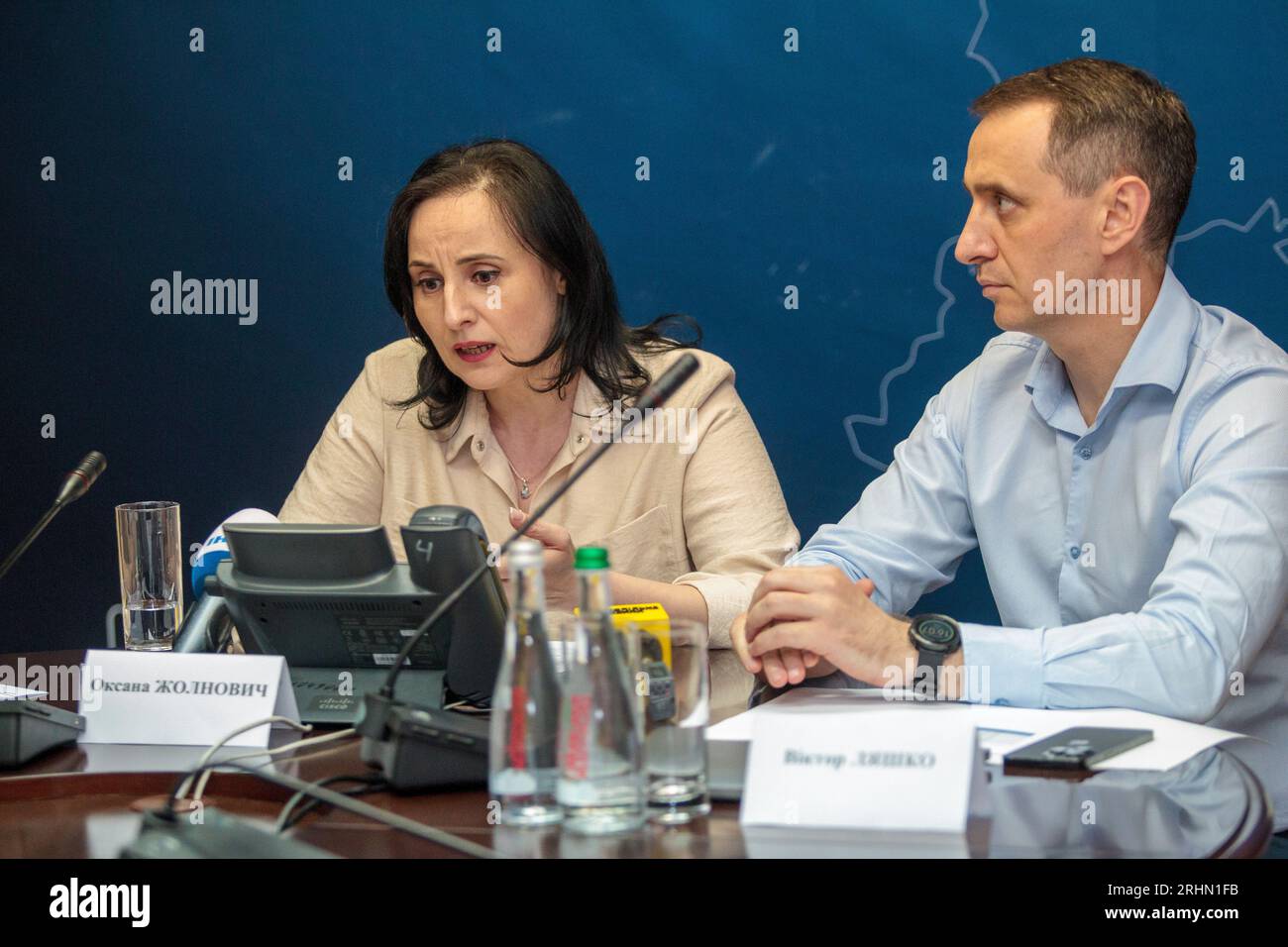 KIEV, UKRAINE - 17 AOÛT 2023 - le ministre ukrainien de la politique sociale Oksana Zholnovych et le ministre ukrainien de la Santé Viktor Liashko (de gauche à droite) Banque D'Images