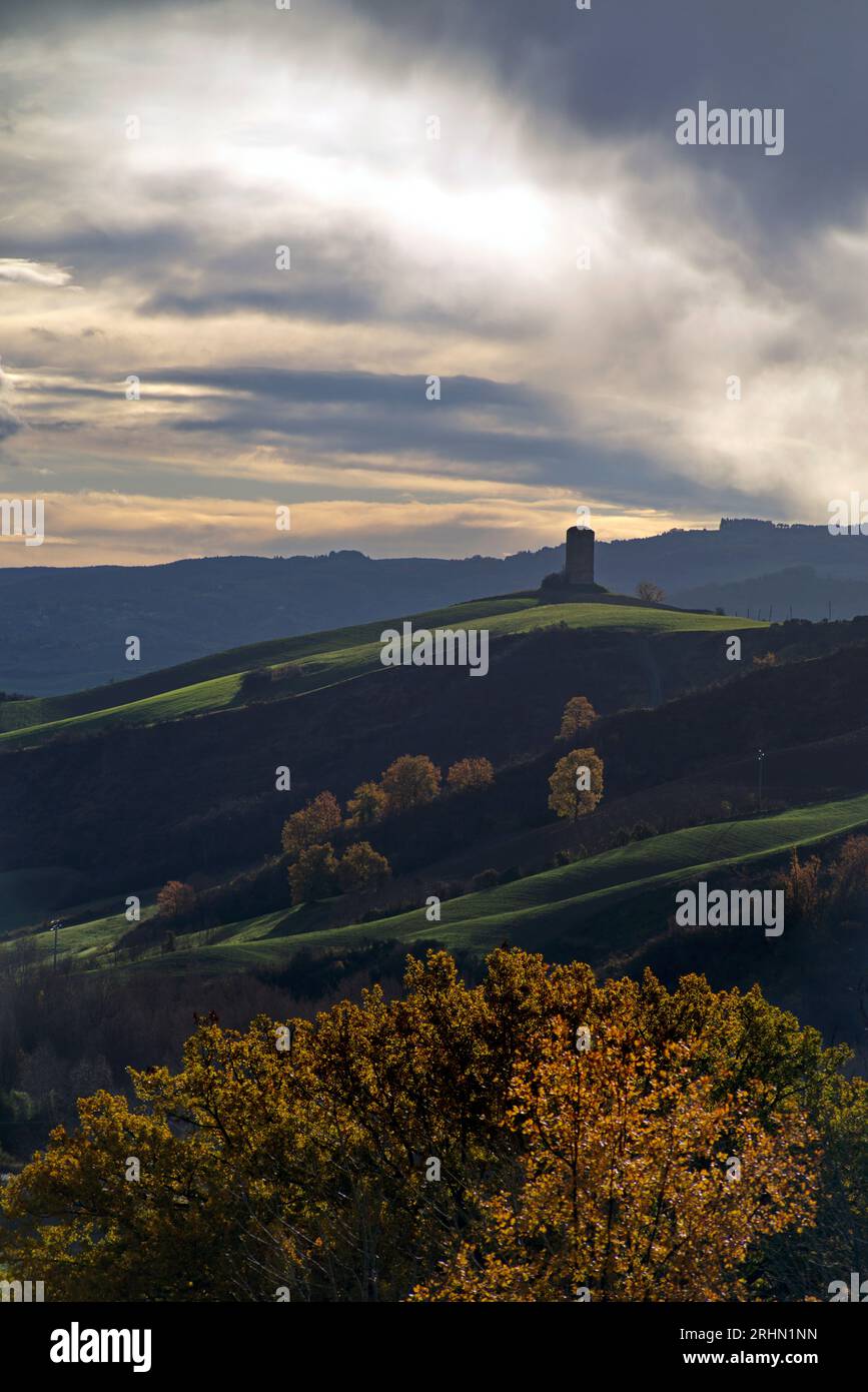 colline del Montefeltro nei caldi colori autunnali Banque D'Images