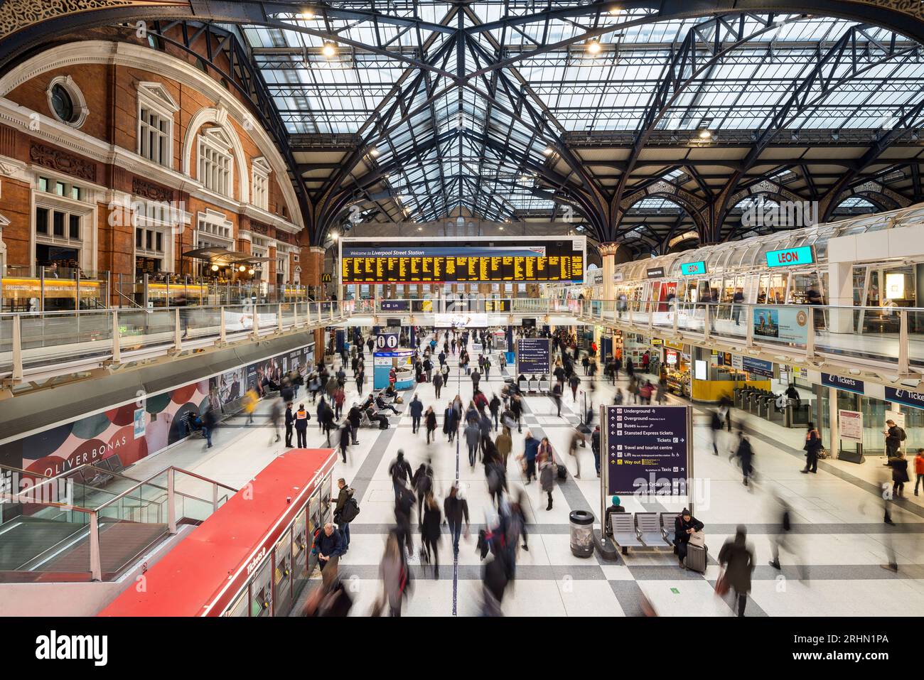 Les navetteurs en mouvement à la gare de Liverpool Street à Londres pendant les heures de pointe de la semaine sous un toit de verre emblématique. Banque D'Images