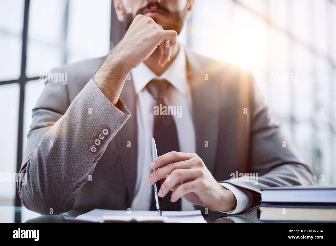 Homme heureux de travailler à domicile faisant office note sitting at desk Banque D'Images