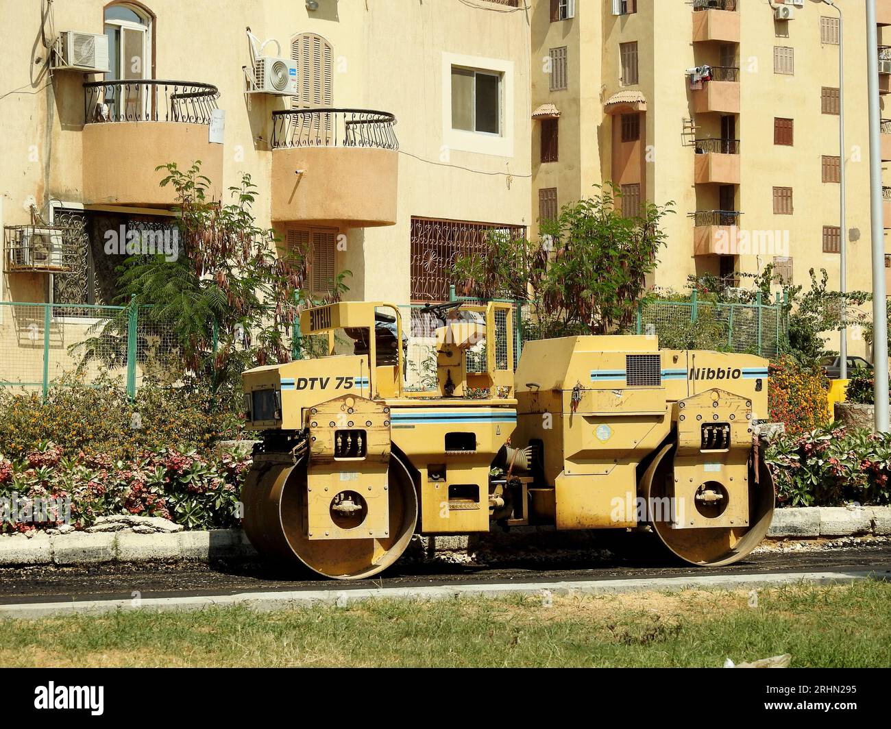 Le Caire, Egypte, juillet 21 2023 : camion de finisseur de compacteur d'asphalte, Un finisseur (finisseur de finisseur de route, finisseur d'asphalte, machine de pavage de route) est une pièce de construction Banque D'Images