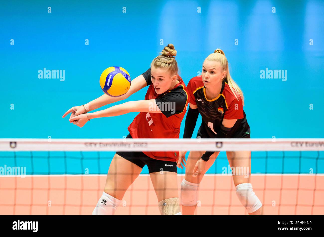 Dusseldorf/ Allemagne. 17/08/2023, acceptation de l'action de Hanna ORTHMANN (GER), r. Anna POGANY (GER), Grèce (GRE) - Allemagne GER) 0 : 3, le 17 août 2023 Championnat d'Europe de volleyball féminin, du 15 au 03.09.2023 août à Dusseldorf/ Allemagne. Banque D'Images