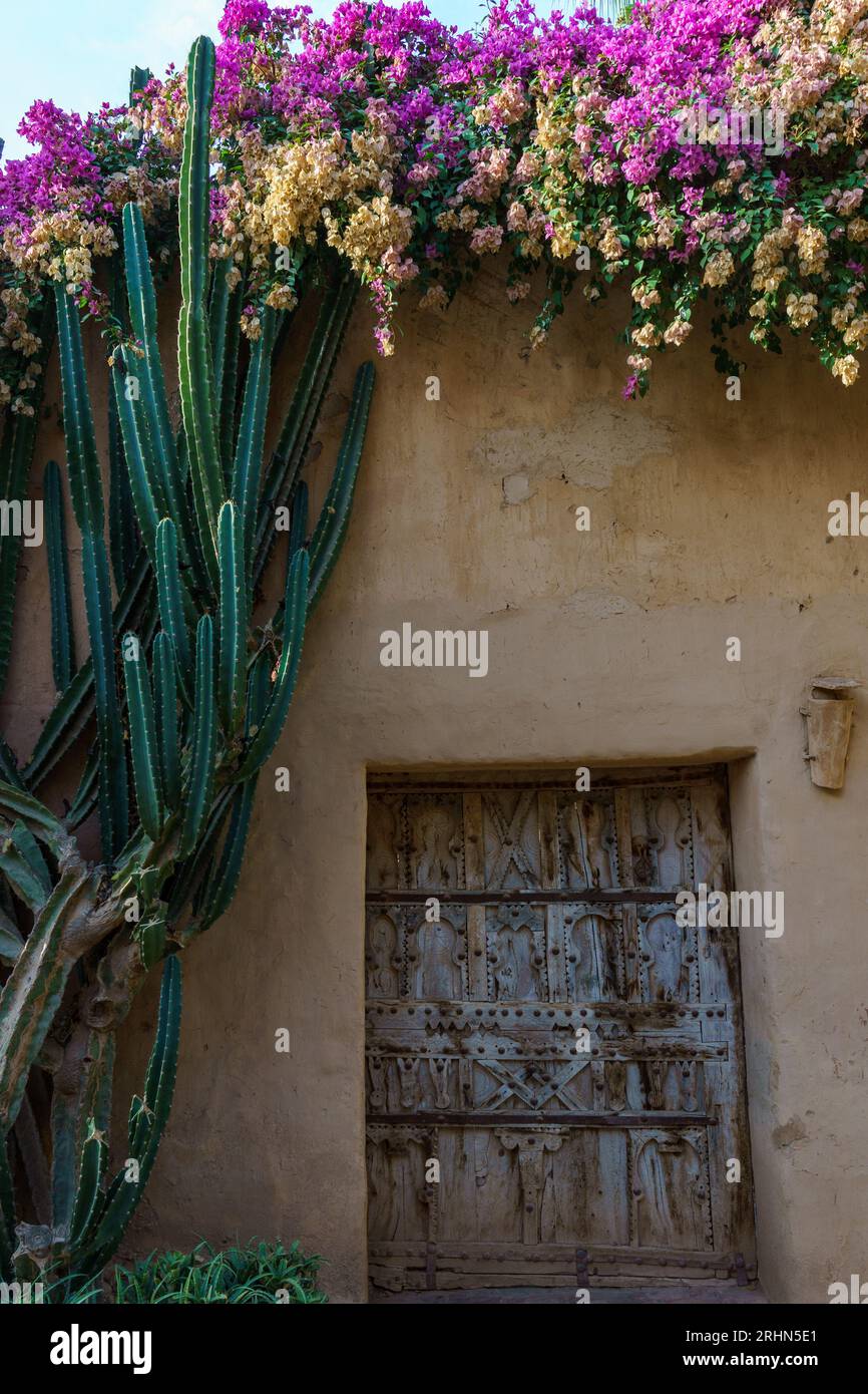 Afrique du Nord. Maroc. Taroudant. Une vieille porte berbère typique surmontée de fleurs et de plantes exotiques Banque D'Images