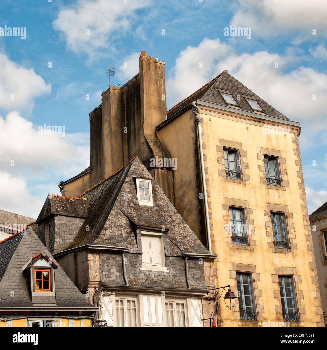Perspective inhabituelle des bâtiments typiques de la ville française de Rennes (France) Banque D'Images