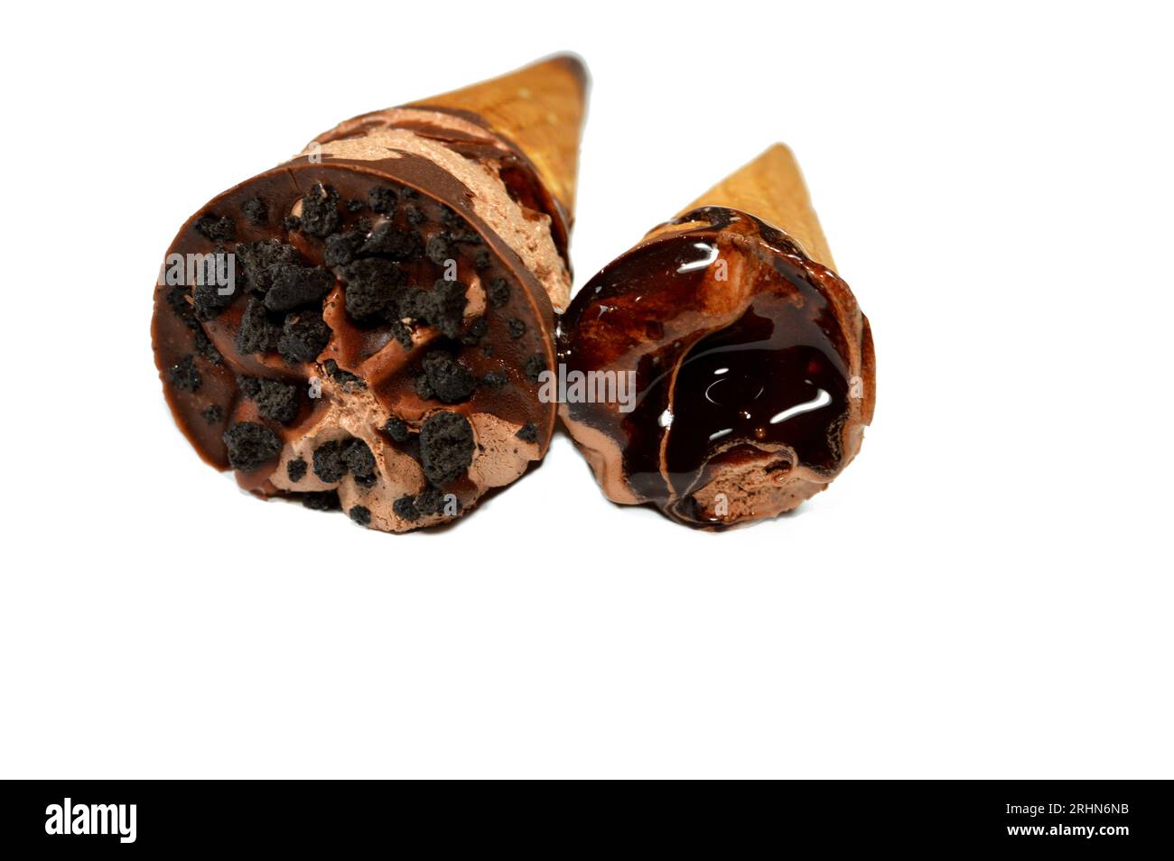 Crème glacée de cornet de chocolat au cacao crémeux avec garniture de sauce au chocolat et morceaux de brownie dans une galette croustillante cônes, la crème glacée fondue tourbillonne dans un Banque D'Images
