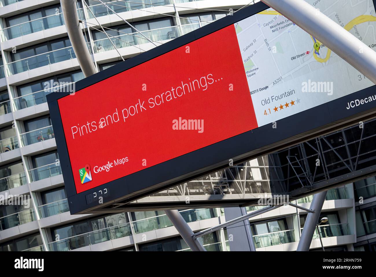Panneau d'affichage humoristique Google Maps près de Old Street montrant le message « pintes et grattages de porc » Banque D'Images