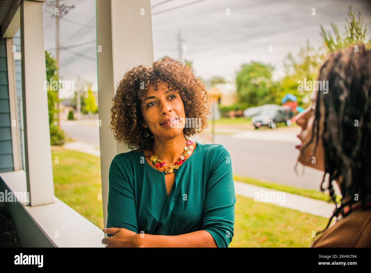 Portraits noirs de mère et fille sur le porche Banque D'Images