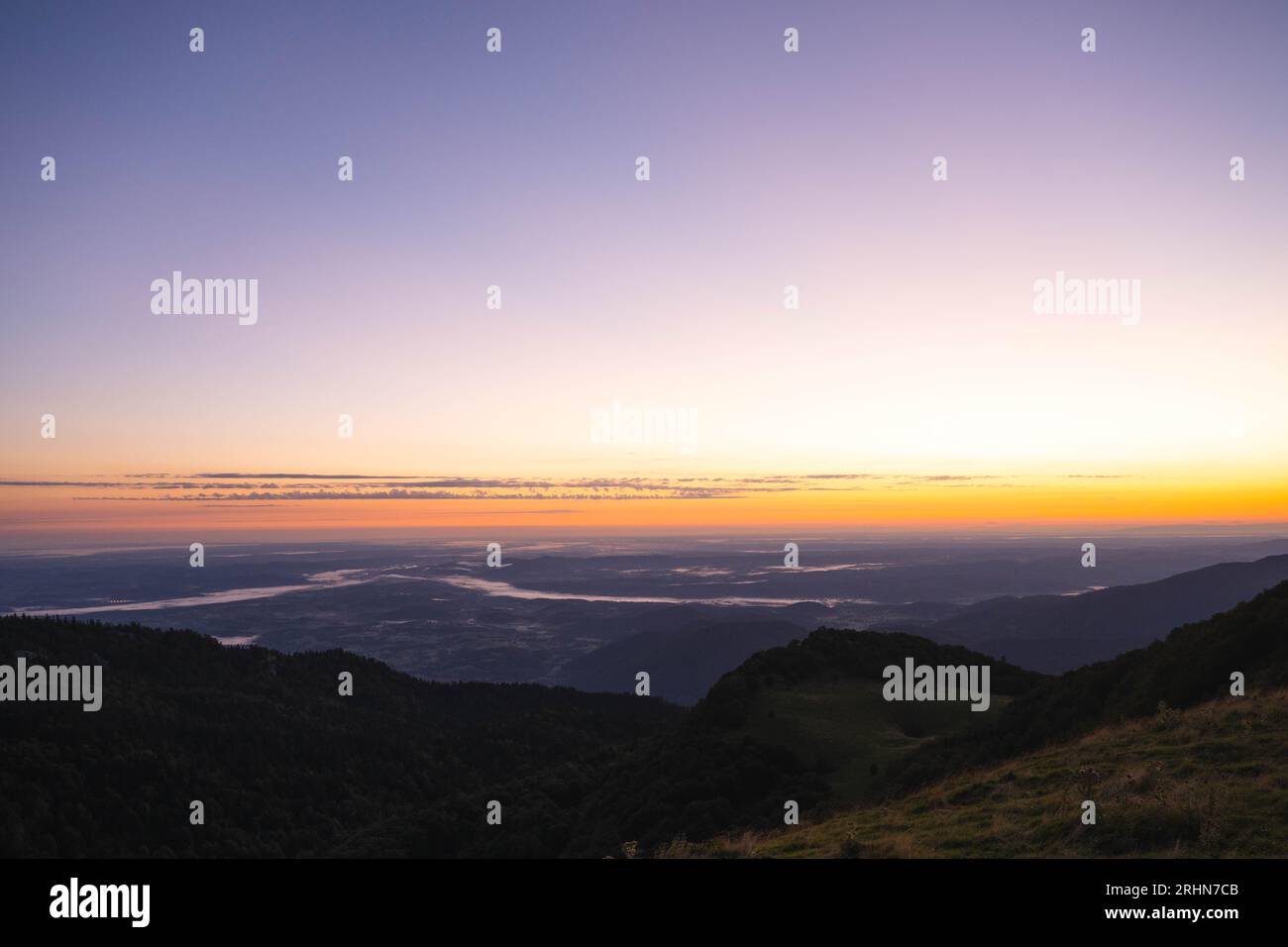 Lever de soleil au-dessus des montagnes dans les Pyrénées Banque D'Images