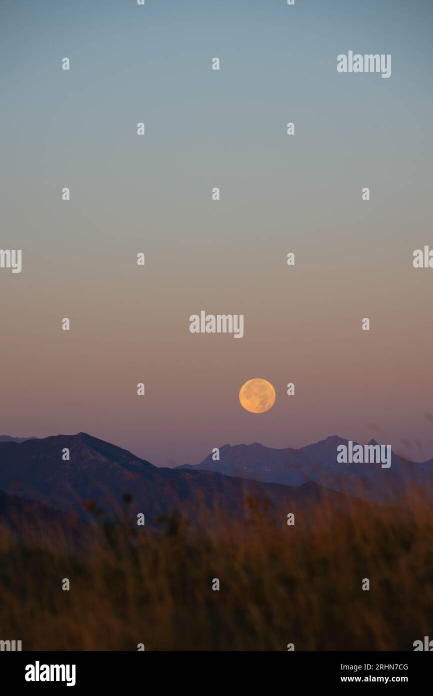 Une pleine lune au-dessus des Pyrénées Banque D'Images