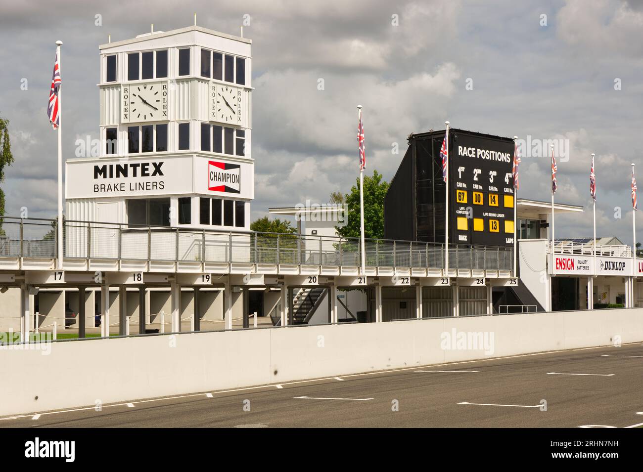 Tour de contrôle et stands bâtiments avec tableau de score au Goodwood Motor Racing circuit dans le West Sussex, Angleterre. Banque D'Images