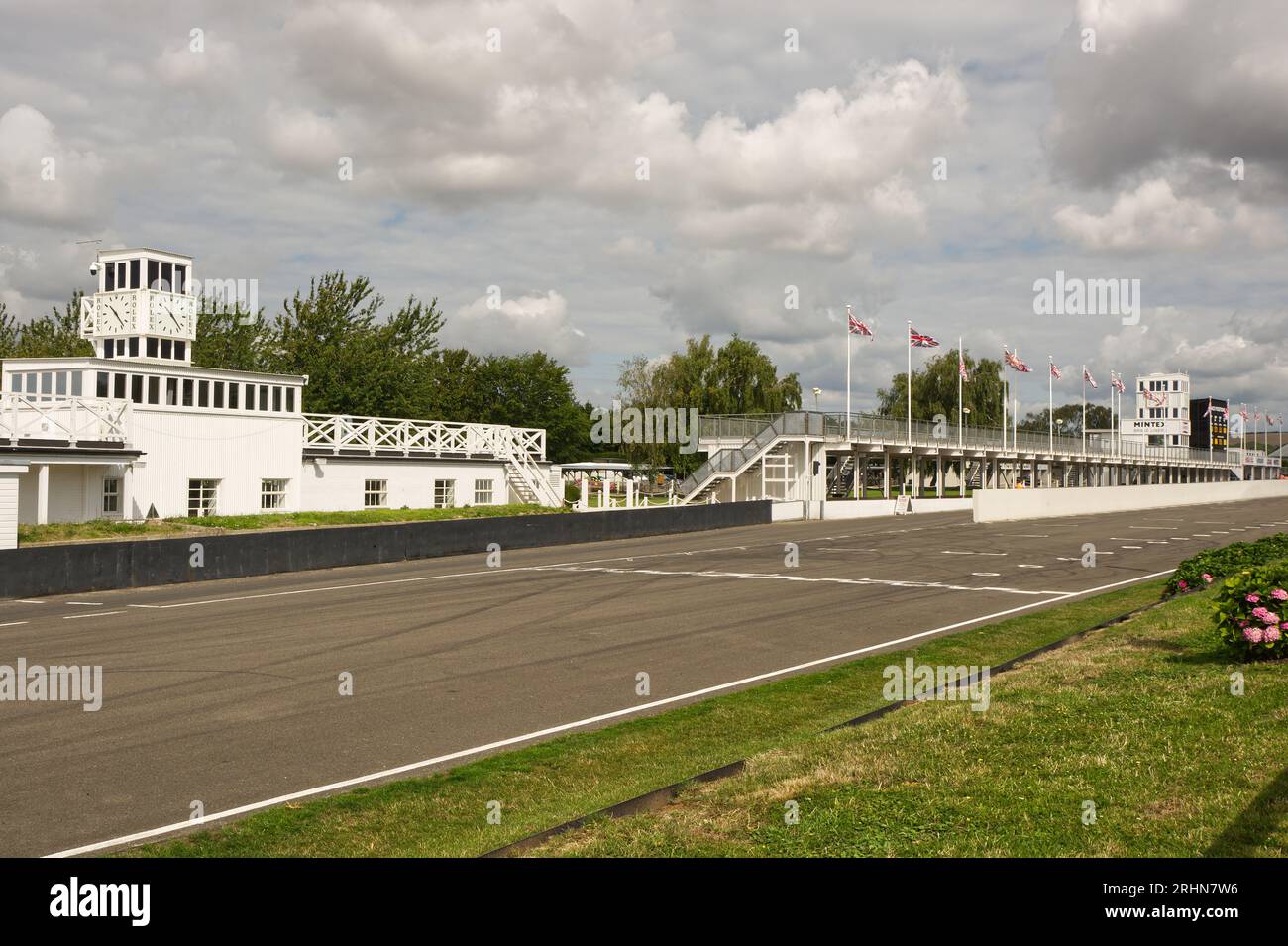 Départ / arrivée tout droit avec les bâtiments des stands au Goodwood Motor Racing circuit dans le West Sussex, en Angleterre. Banque D'Images