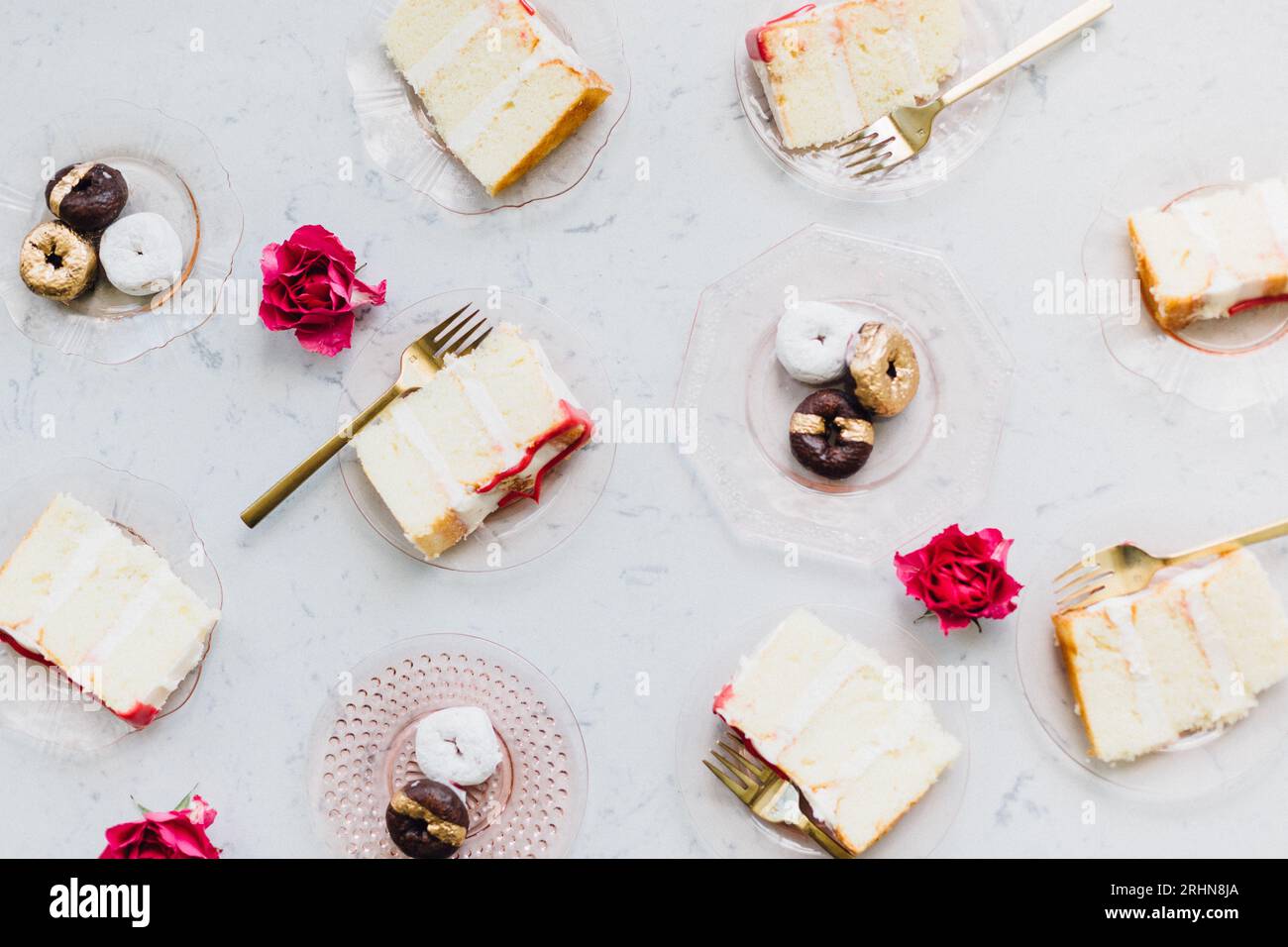 Vue aérienne de la table avec gâteaux et beignets. Banque D'Images