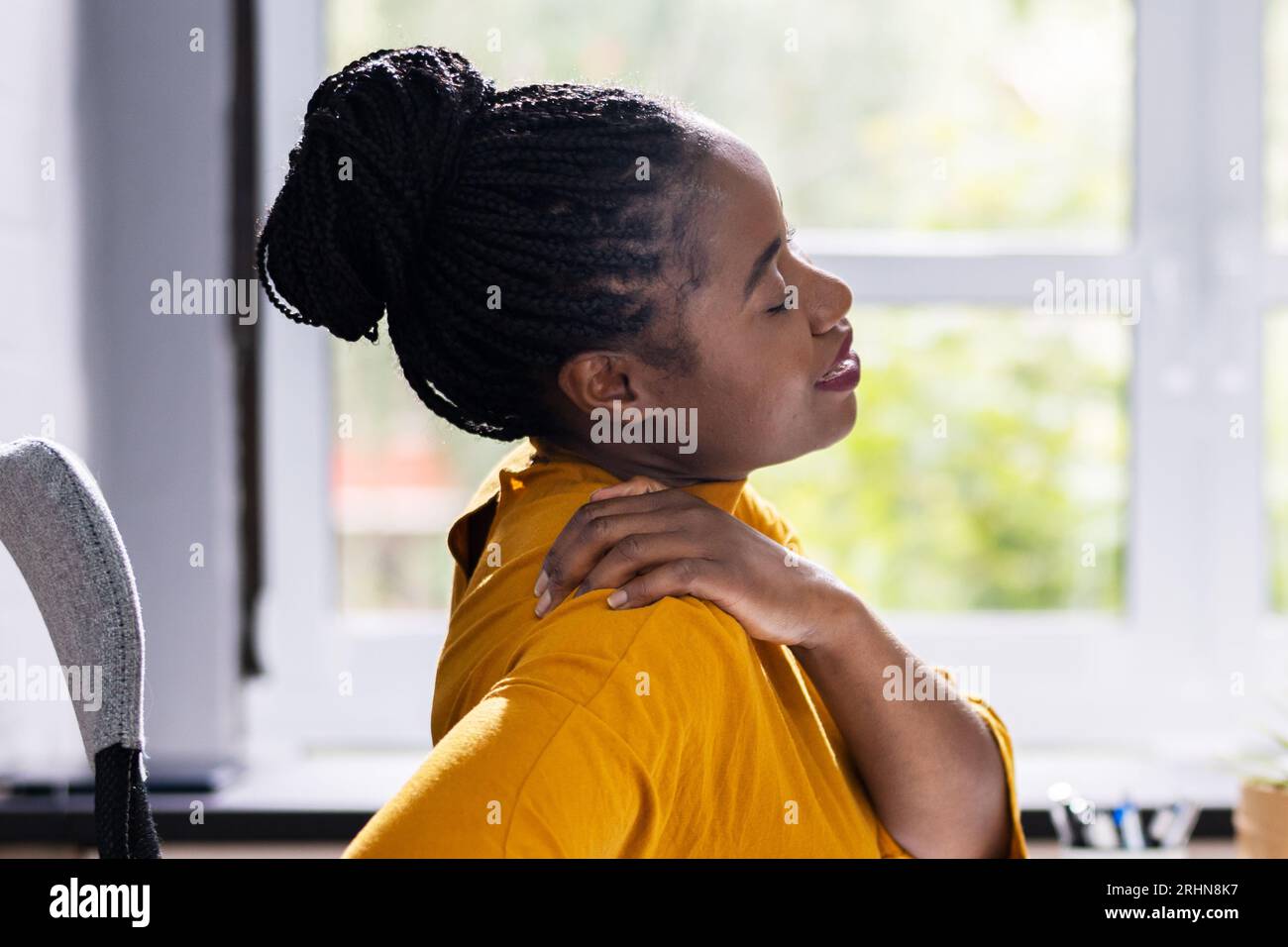 Douleur au dos mauvaise posture femme assise au bureau Banque D'Images