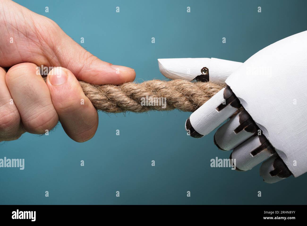 Affaires et Robot Playing Tug of War sur fond coloré Banque D'Images
