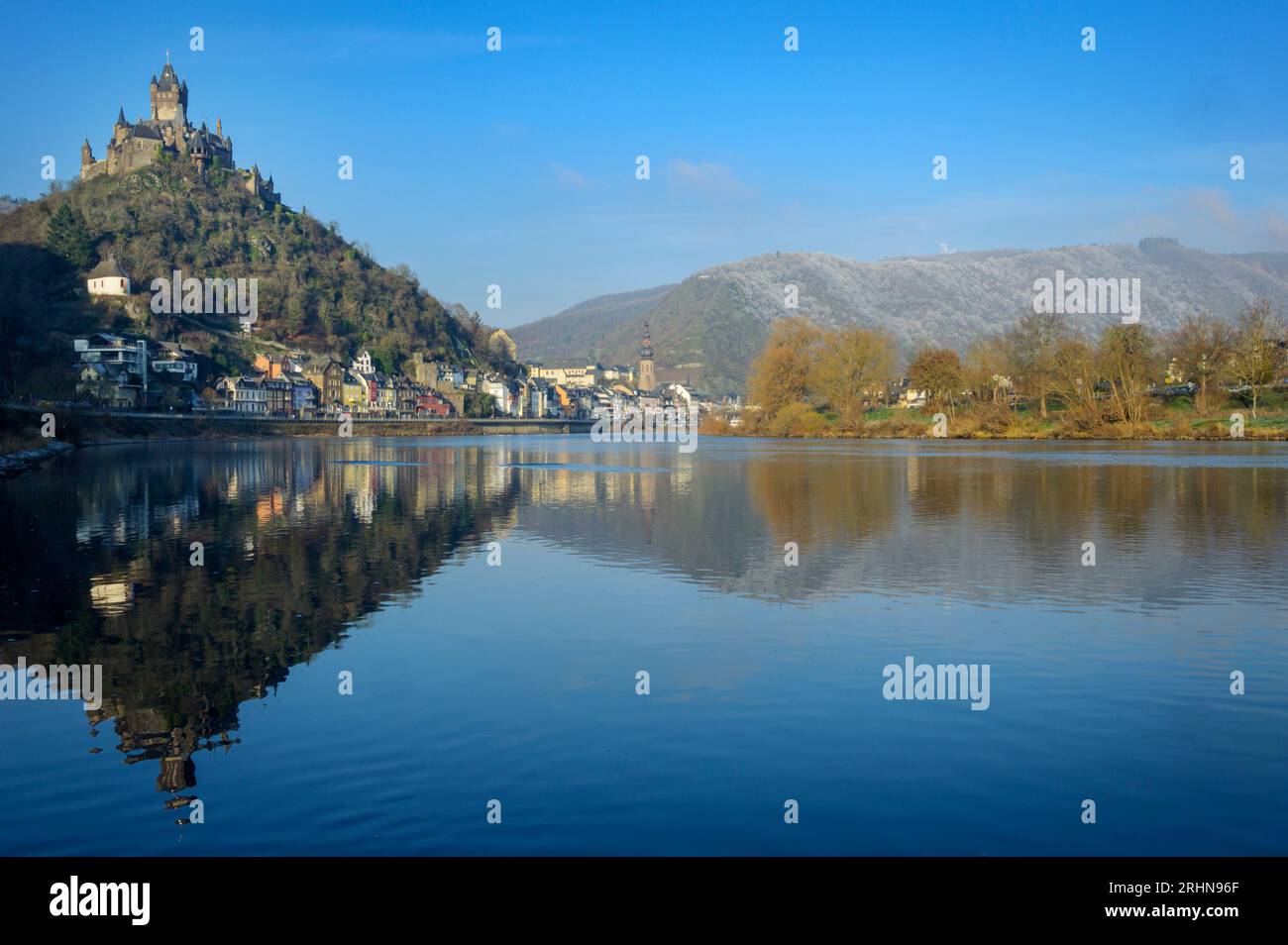 Château de Cochem ou Reichsburg Cochem avec ciel bleu reflété dans la rivière Moesel en hiver, Cochem, Allemagne. Banque D'Images