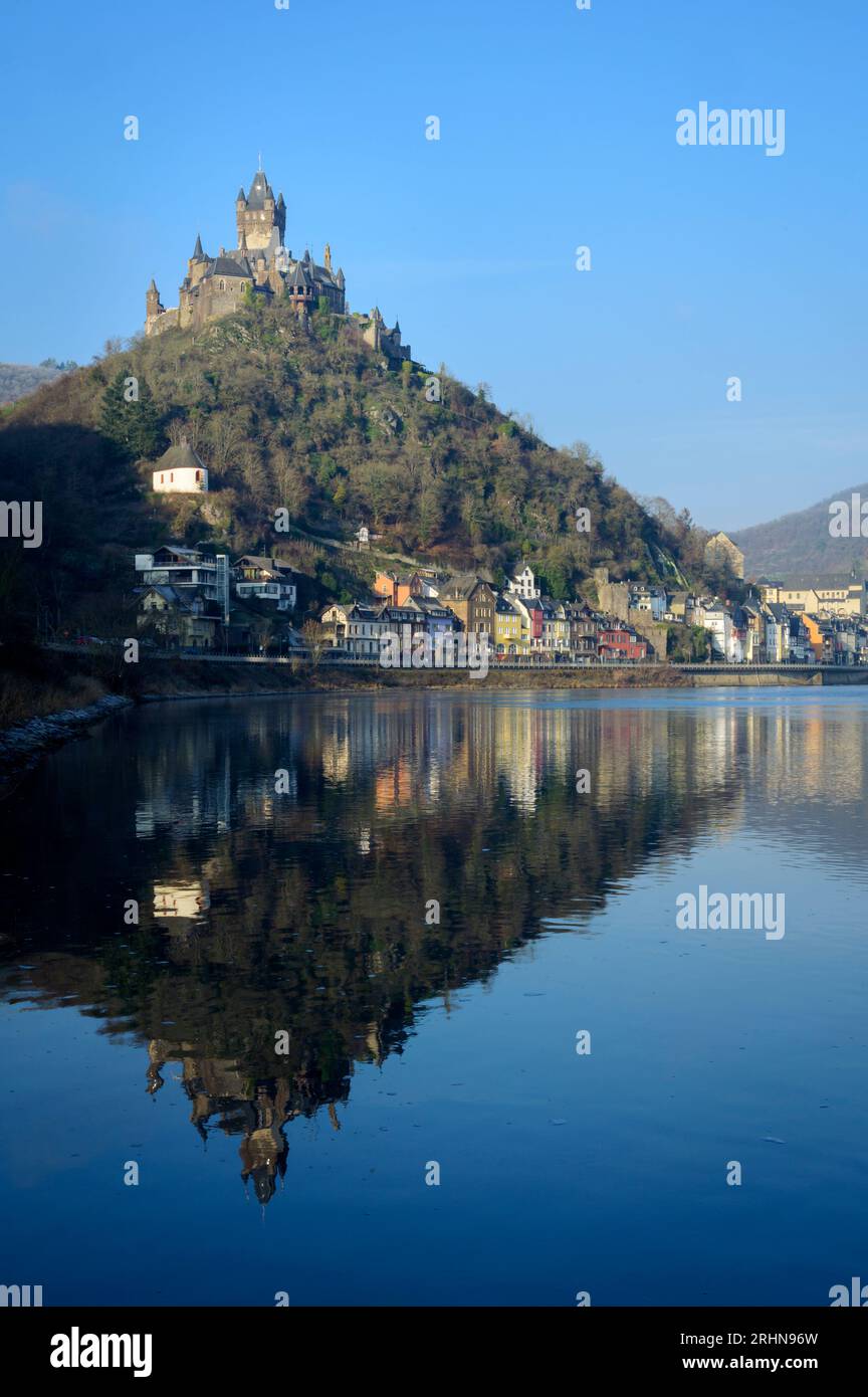 Château de Cochem ou Reichsburg Cochem avec ciel bleu reflété dans la rivière Moesel en hiver, Cochem, Allemagne. Banque D'Images