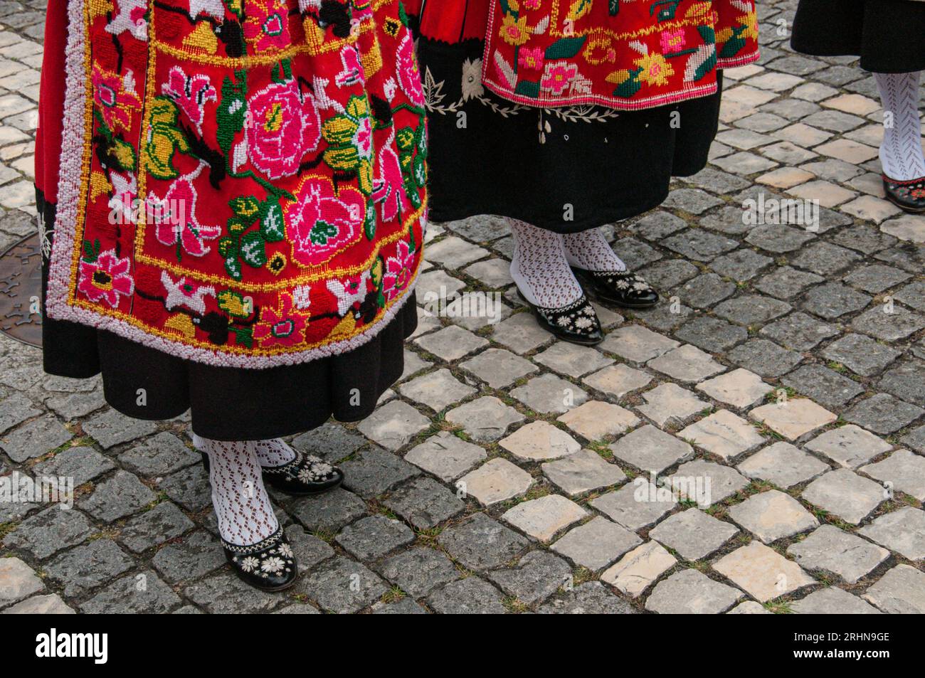 Les femmes présentent des bijoux et des costumes traditionnels à Mordomia Parade, l'un des événements organisés pendant la Festa d'Agonia à Viana do Castelo, Portugal Banque D'Images