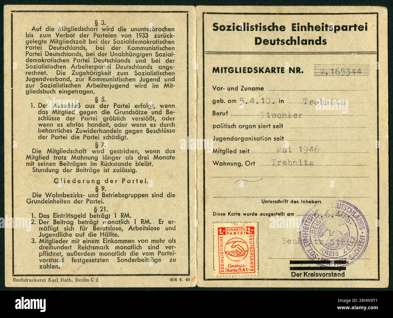 Europa, Deutschland, DDR, Parteibuch der SED 1946, Seite 1 und 4 des Dokumentes , Rechte werden nicht vertreten . / Europe, Allemagne, RDA, carte de membre du SED 1946, page 1 et 4 du document, il n'y a pas de droits. Banque D'Images