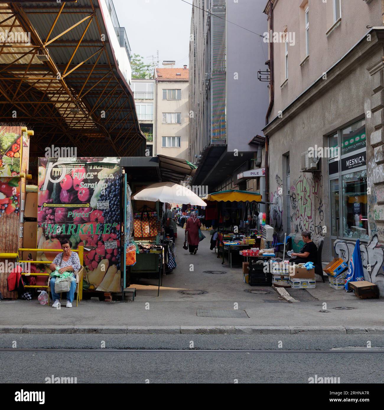Le marché alimentaire de Pijaca Markale est parti avec de plus petits vendeurs vendant des articles non alimentaires dans une rue étroite. Sarajevo, Bosnie-Herzégovine, 18 août 2023. Banque D'Images