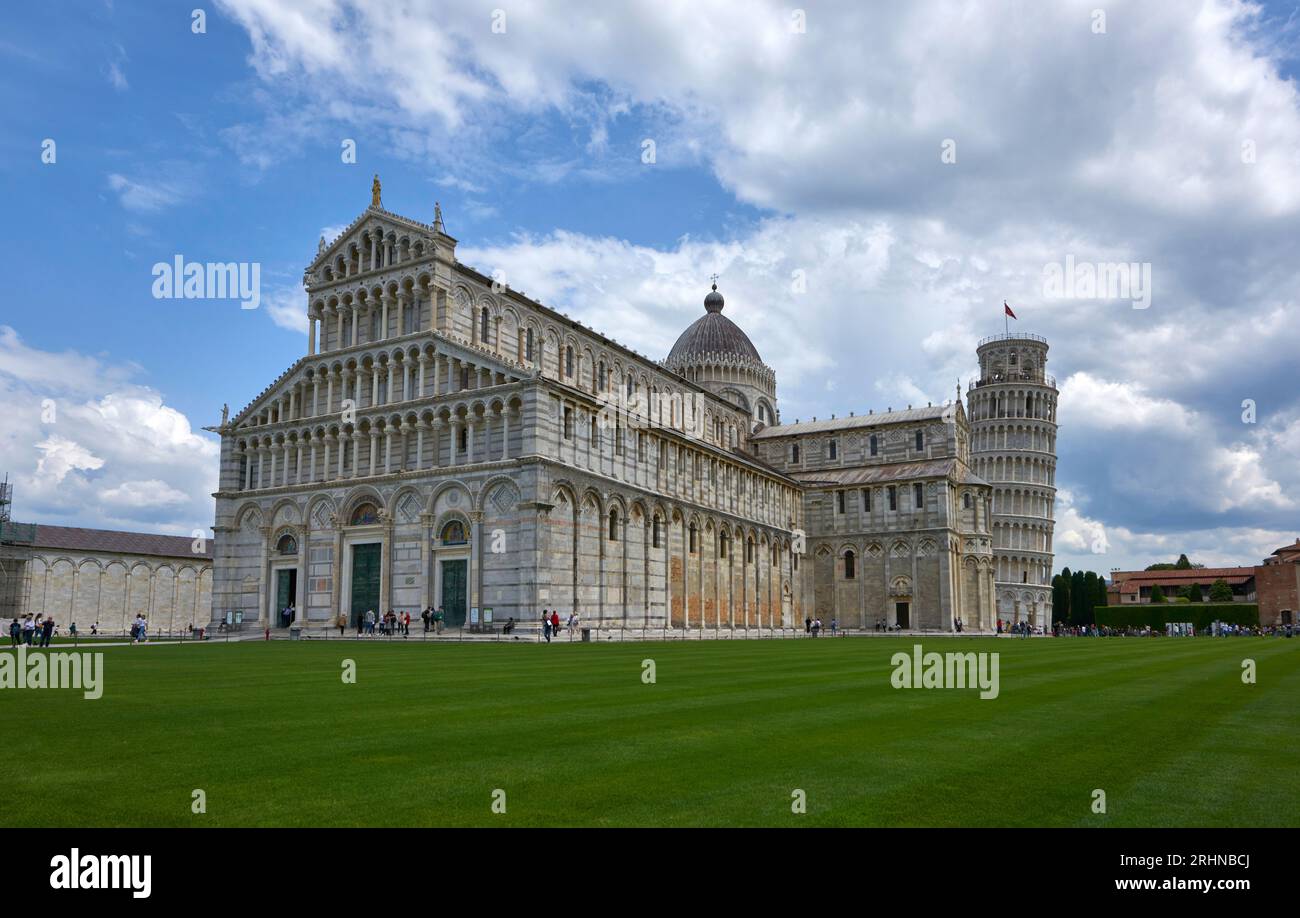 Vue sur le Duomo à Piazza dei Miracoli à Pise Banque D'Images