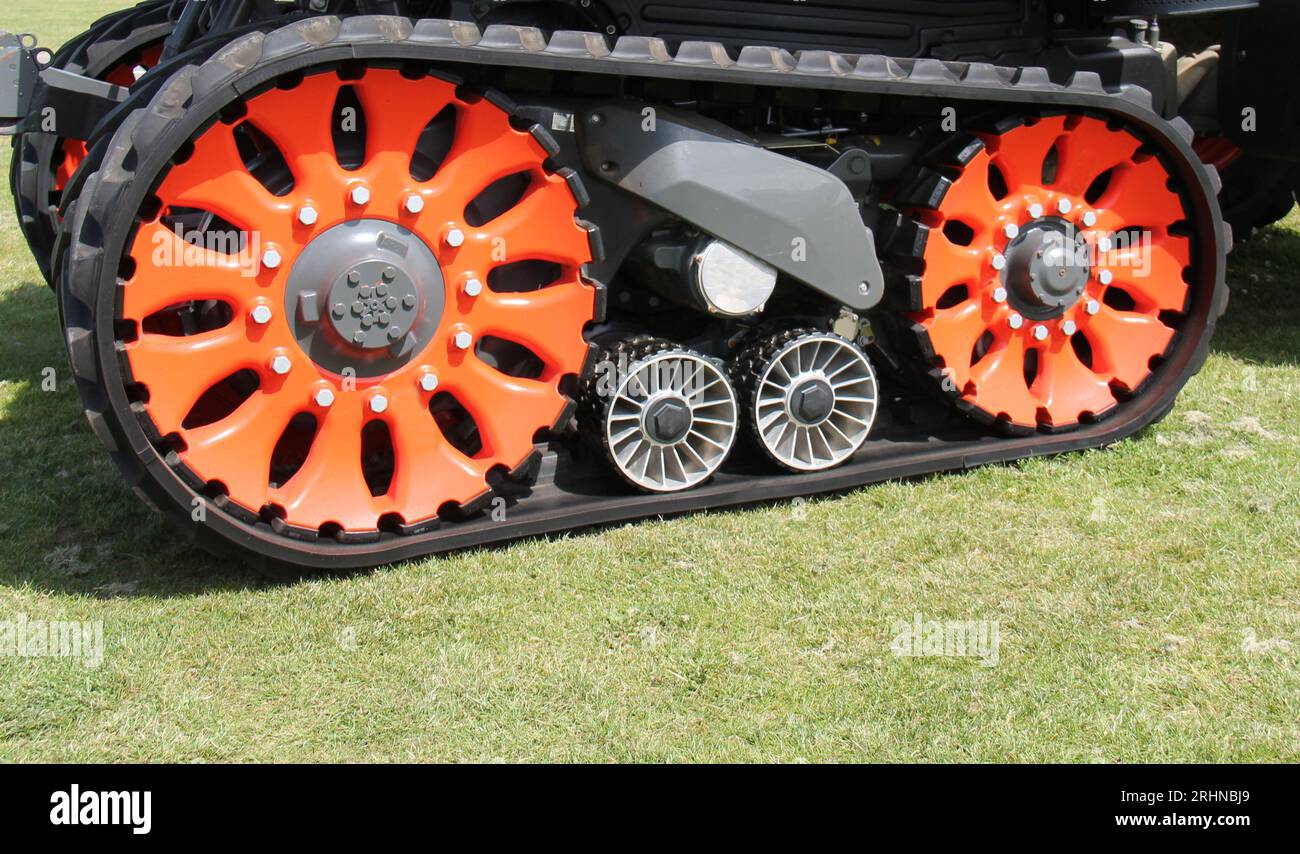 Les chenilles d'entraînement extra-robustes d'un tracteur agricole. Banque D'Images