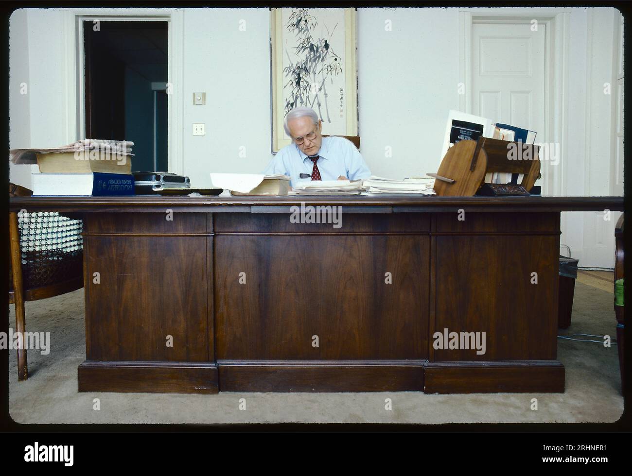 Jack Anderson, chroniqueur de journal et pionnier du journalisme d'investigation. Cette photo de la fin des années 1970 a été prise dans son bureau où il travaillait derrière un grand bureau. Banque D'Images