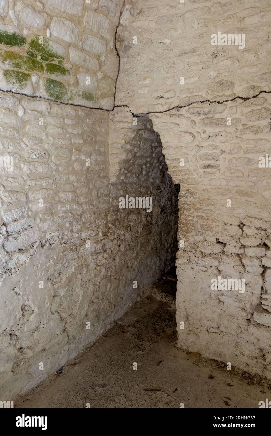 Intérieur d'une pièce dans la résidence royale dans la structure E1 dans les ruines mayas de la réserve archéologique de Cahal Pech, Belize. Banque D'Images