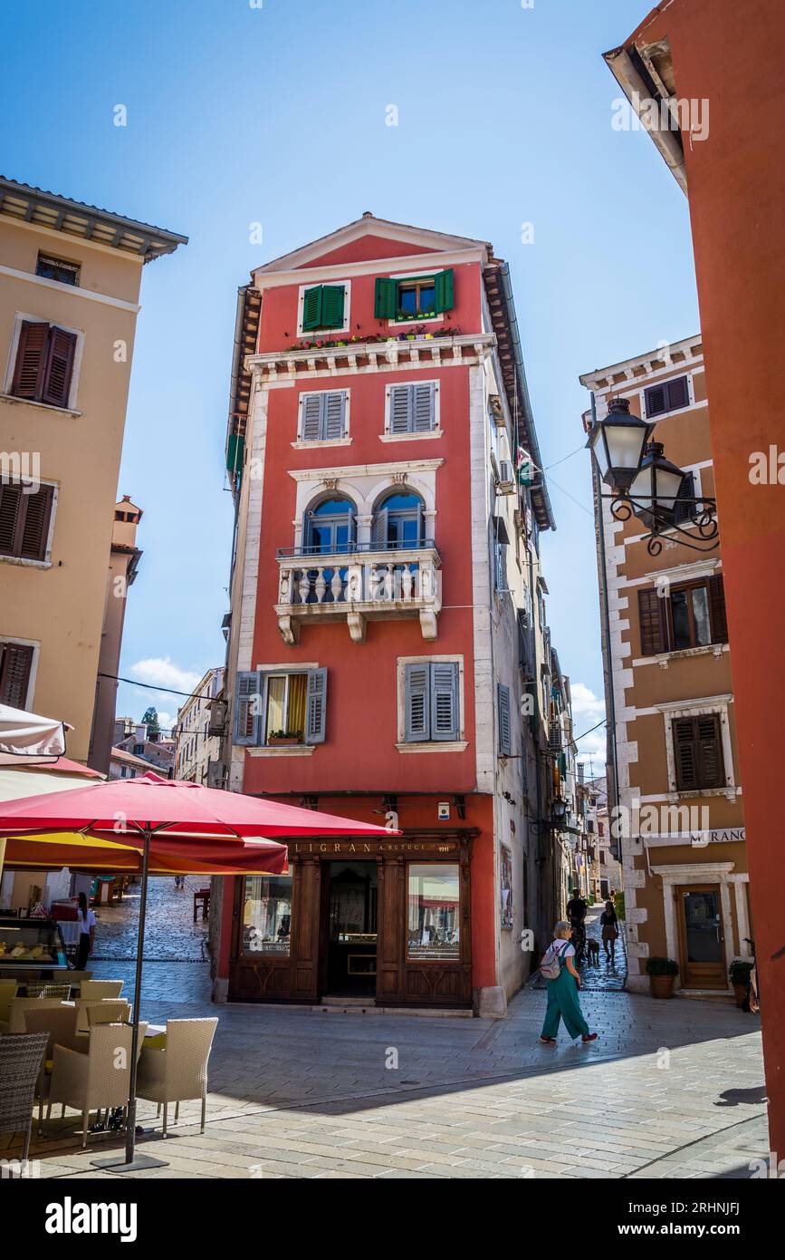 Architecture vénitienne dans la rue piétonne principale de la vieille ville, Rovinj, Istrie, Croatie Banque D'Images