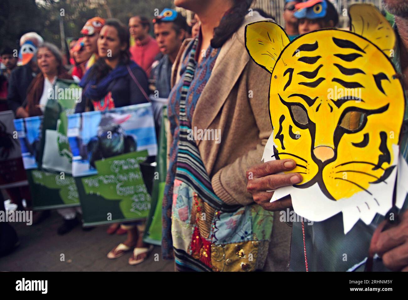 « We for Sundarban » un groupe environnemental met en scène une chaîne humaine chez Capital’s Shahbagh exigeant de suspendre le trafic de carburant et de collier à travers su Banque D'Images