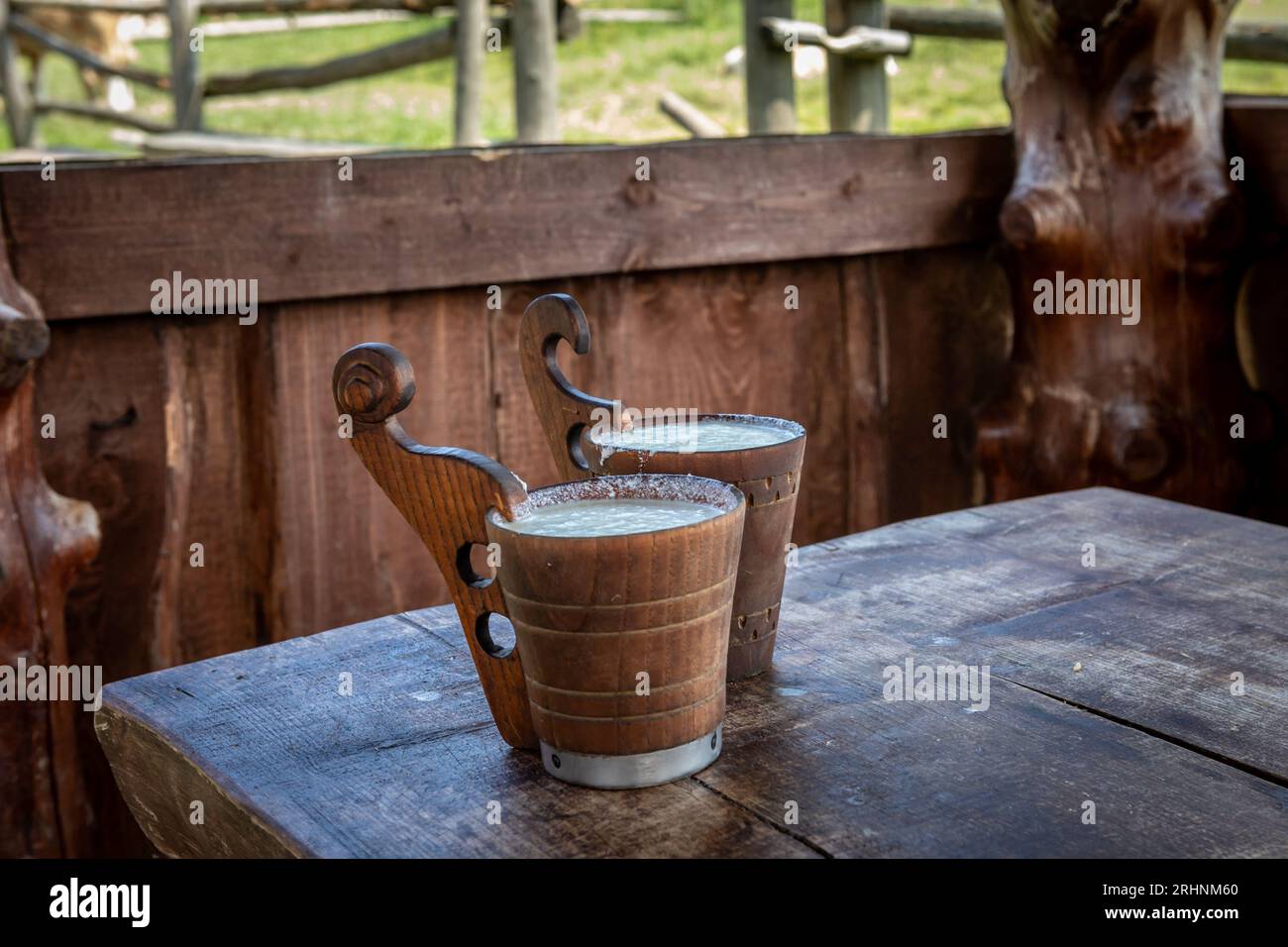 Deux tasses en bois avec du lait de brebis fermenté sur la table. Cabane de berger dans les montagnes de Pieniny, Pologne. Banque D'Images