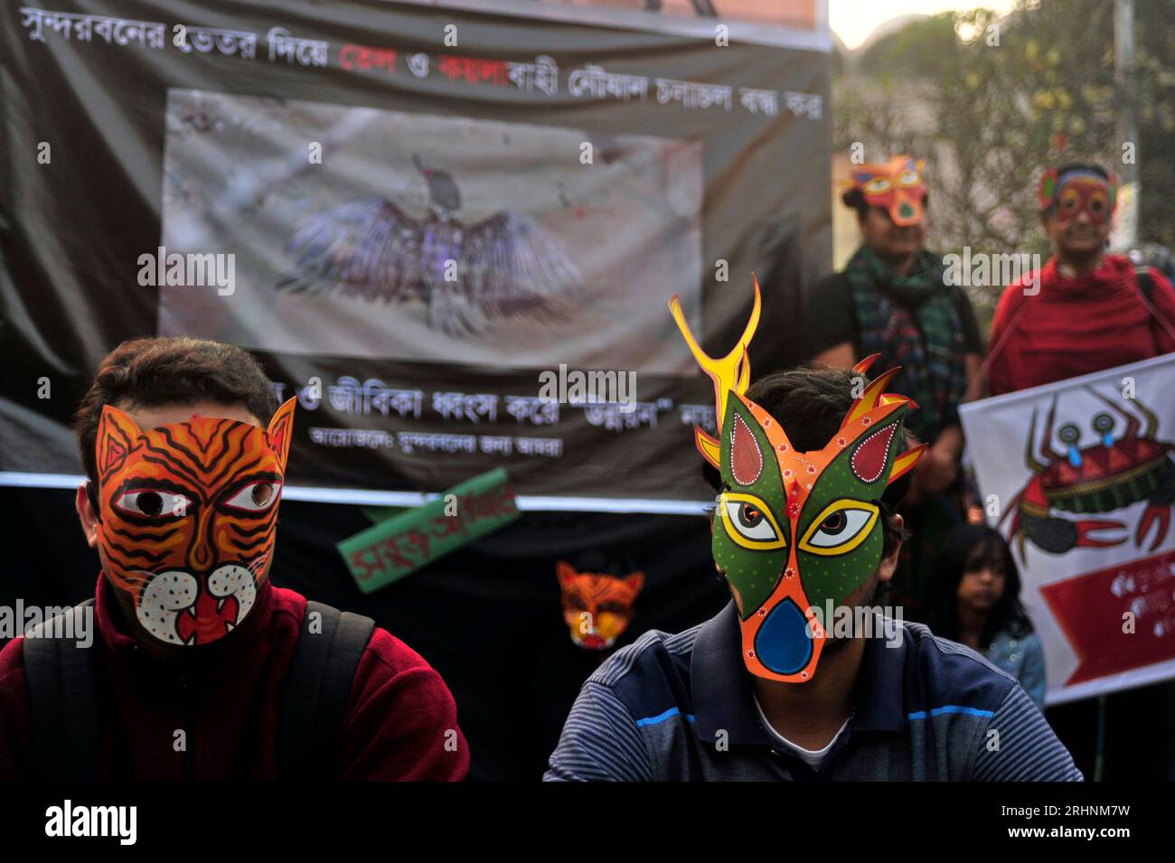 « We for Sundarban » un groupe environnemental met en scène une chaîne humaine chez Capital’s Shahbagh exigeant de suspendre le trafic de carburant et de collier à travers su Banque D'Images