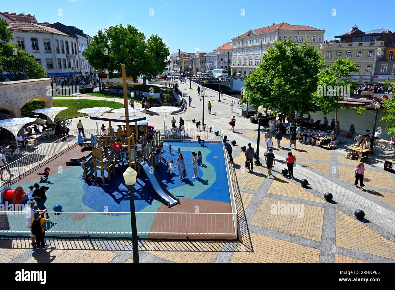 Centre-ville d'Aveiro, parc / aire de jeux gratuit pour les enfants et vue vers la passerelle du canal, Portugal Banque D'Images