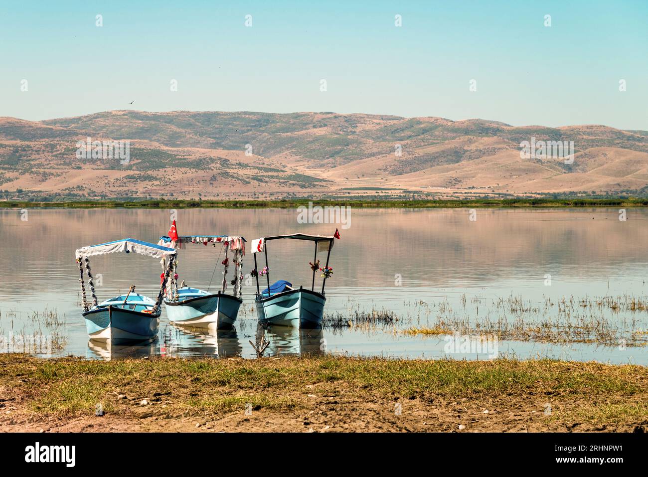 Bateaux d'excursion décorés dans le lac Isikli à Civril, Denizli Banque D'Images