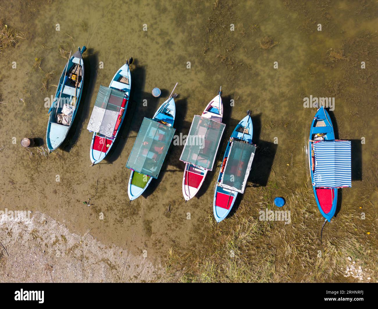 Bateaux d'excursion décorés dans le lac Isikli à Civril, Denizli Banque D'Images