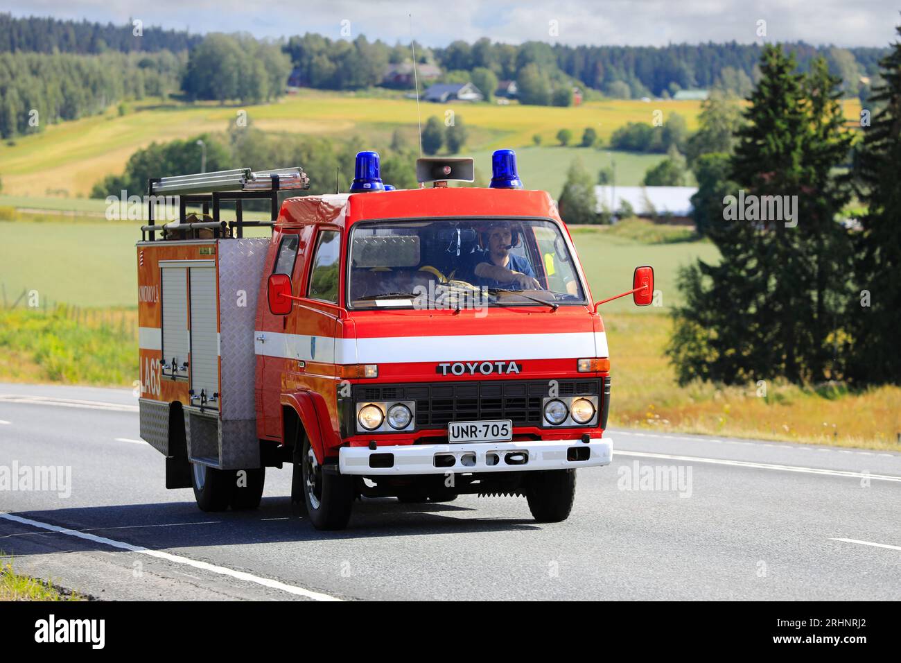 Camion d'incendie classique Toyota Dyna de la série U20 / Y20, qui ont été fabriqués en Chine de 1977 à 1984. Pirkanmaa, Finlande. 10 août 2023. Banque D'Images