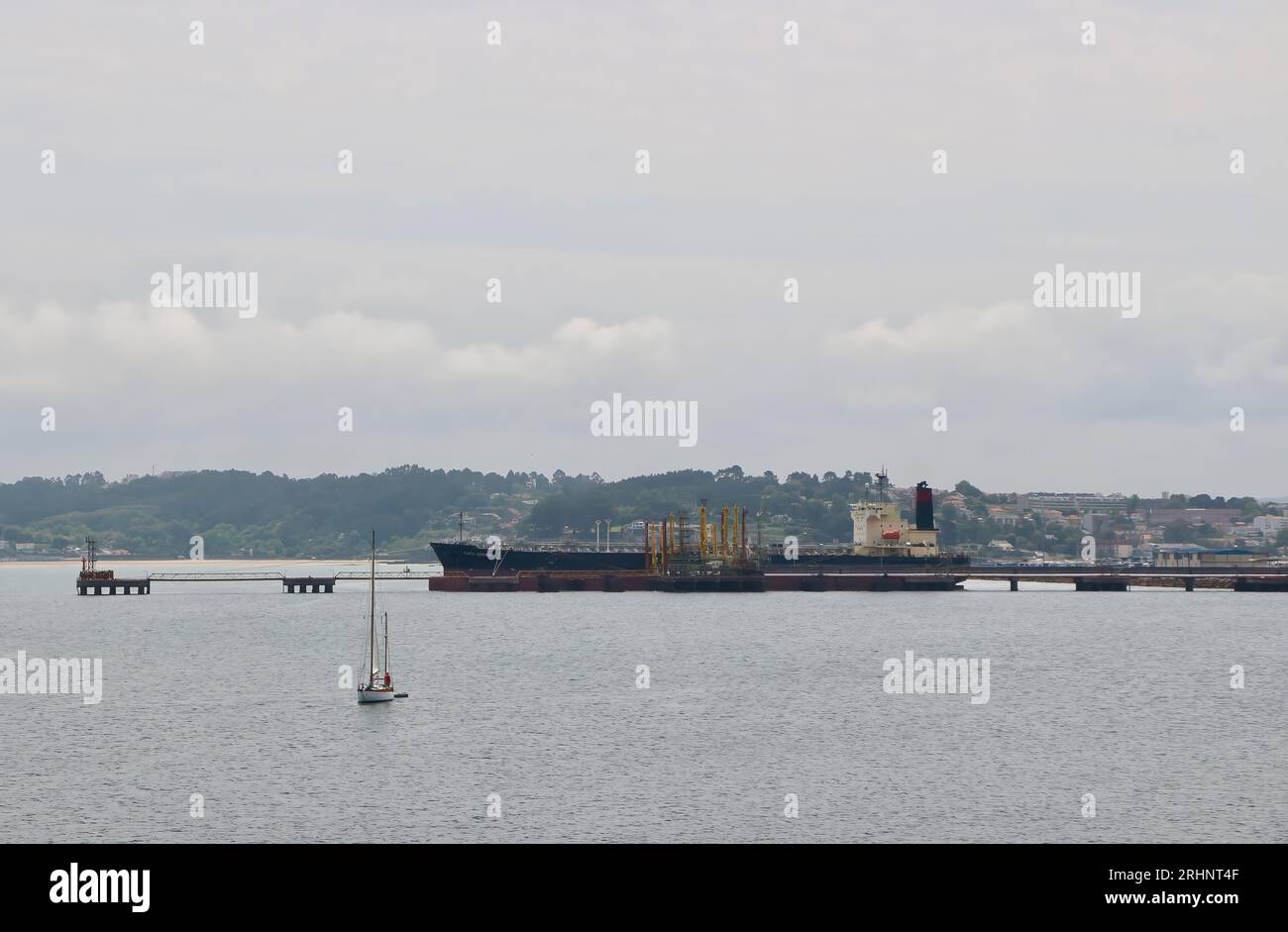 Navire cargo pétrolier Yufu Crown Chemical Oil Products accosté à une jetée dans le port A Coruña Galice Espagne Banque D'Images